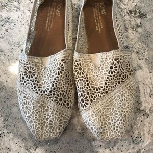 White lace Toms W8